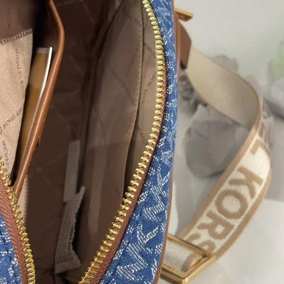 Michael Kors Denim 💙Jet set travel pocket
crossbody tech pouches AirPods case - Picture 9 of 11